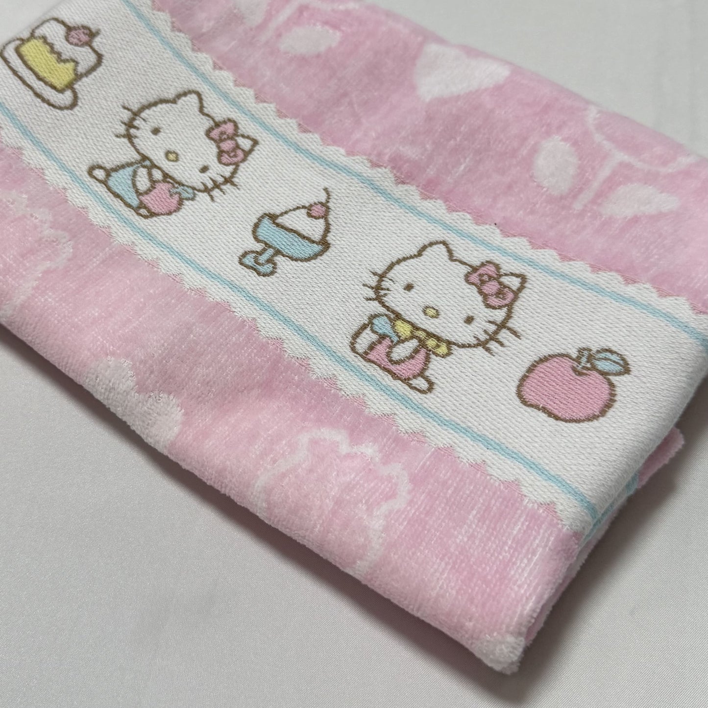 Hello Kitty Bath Towel 32.7 × 20.5 in
